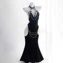 Vestido de lencería sexy con cuello halter, escote en la espalda, cadena y cola de pez